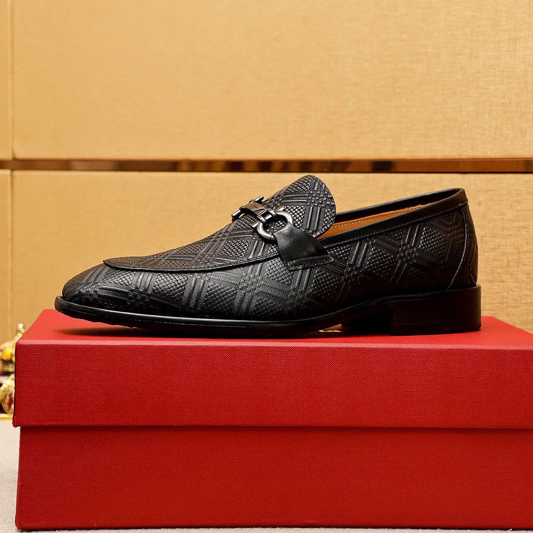 Men's shoes💰480💰 Product trademark: Ferragamo "Ferragamo" casual leather shoes Regular size: 38-44 (custom-made for 45🉑️) Product materials: Selected imported first-layer calfskin embossed upper + original hardware buckle, imported water-dyed cowhide leather lining. Strong three-dimensional visual effect, combined outsole Color: 1⃣️color optional